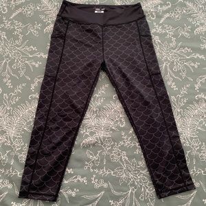 CVG Dragon Scale Capri Leggings Medium